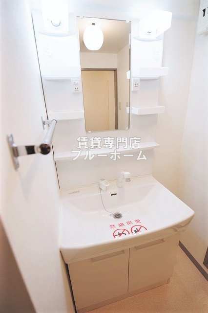 洗面設備　照明付き独立洗面台です！