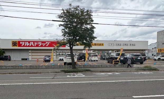 ドラックストア　ツルハドラッグ宮の森3条店（ドラッグストア）まで506m