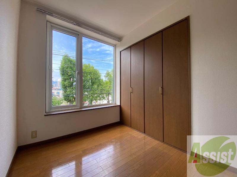 その他部屋・スペース　寝室はこちらです。光が差し込む、温かみのあるお部屋です。