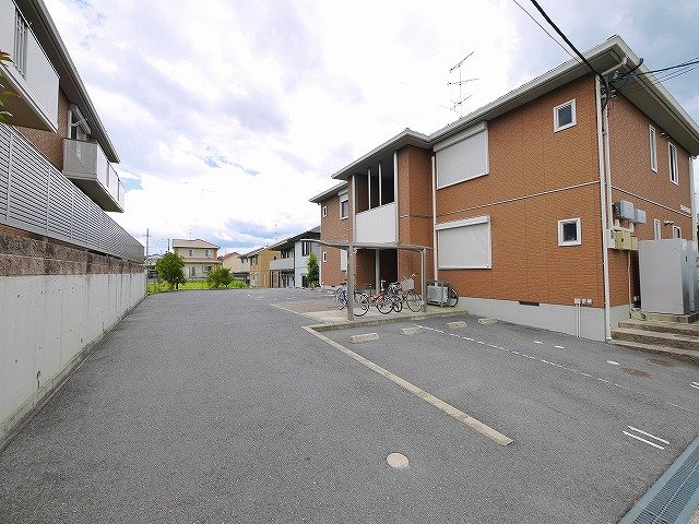駐車場　駐車場があるので、車を買う予定の方も安心です