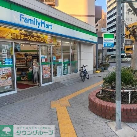 コンビニ　ファミリーマート江戸堀三丁目店（コンビニ）まで50m