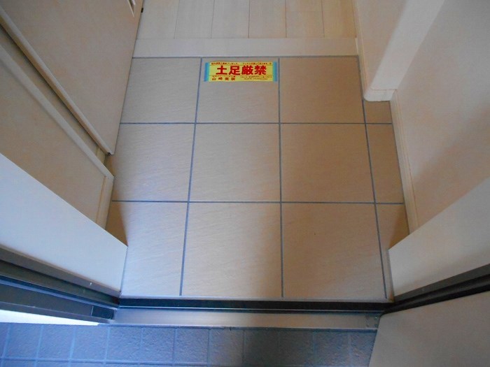 玄関　同物件反転写真です