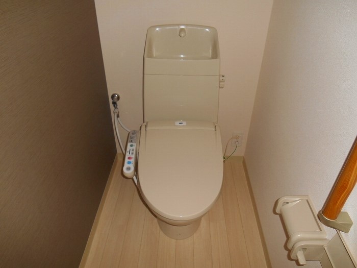 トイレ　同物件反転写真です