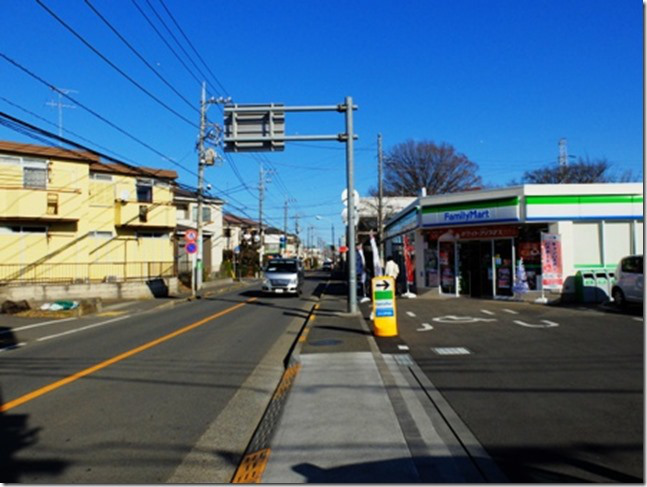 コンビニ　ファミリーマート国分寺戸倉通り店（コンビニ）まで73m