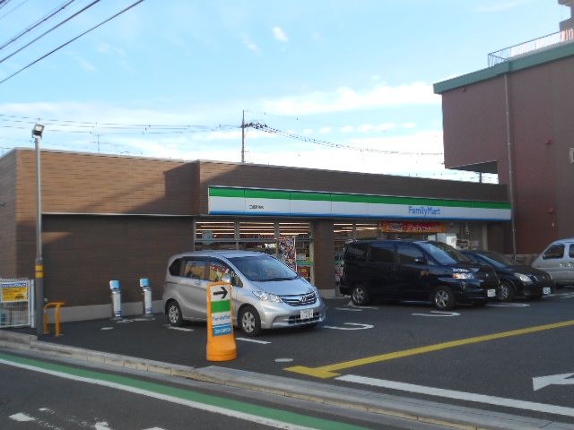 コンビニ　ファミリーマート三郷駅南店（コンビニ）まで307m