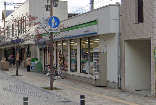 コンビニ　ファミリーマート 阪急御影駅前店（コンビニ）まで358m