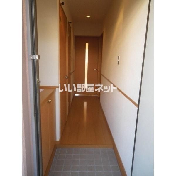 ＪＲ宇都宮線 宇都宮駅 バス乗車時間：30分 最寄りバス停で下車 徒歩8分 3階建 築22年の玄関写真