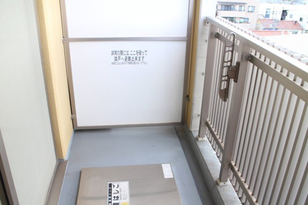 バルコニー　陽当たり良好なバルコニーです