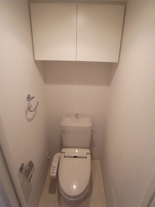 都営新宿線 岩本町駅 徒歩3分 15階建 築20年のトイレ写真
