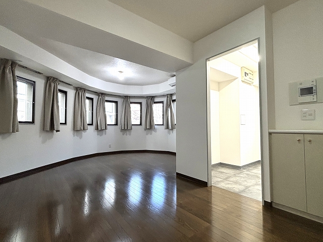 角住戸 分譲賃貸 ライオンズガーデン初台 Jの居間写真