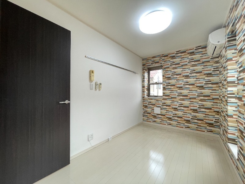 その他部屋・スペース　優しい色合いの床材を使用した居住空間です。