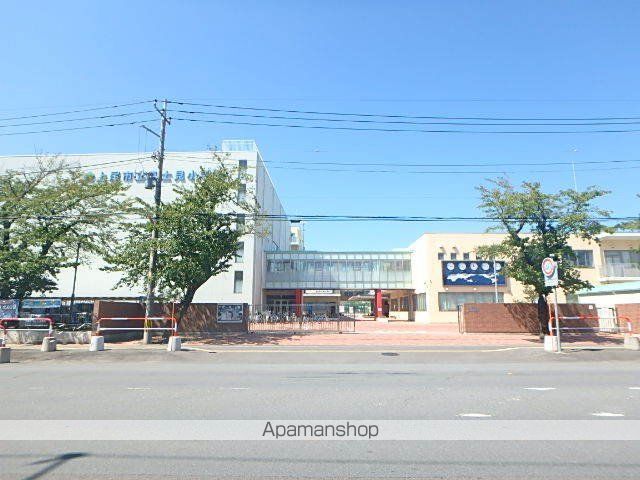 小学校　上尾市立富士見小学校（小学校）まで590m