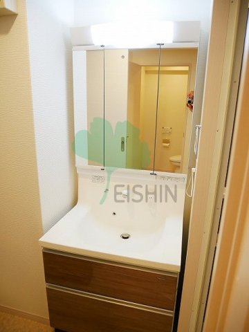 洗面設備　シャワー付き・収納付きの洗面台です！