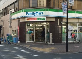 コンビニ　ファミリーマート早稲田大学店（コンビニ）まで315m