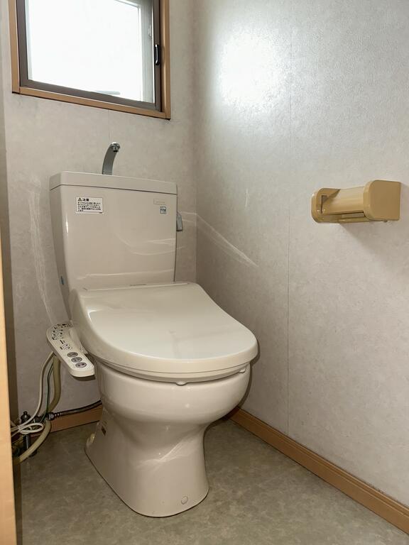 トイレ　※写真は別室の反転タイプです