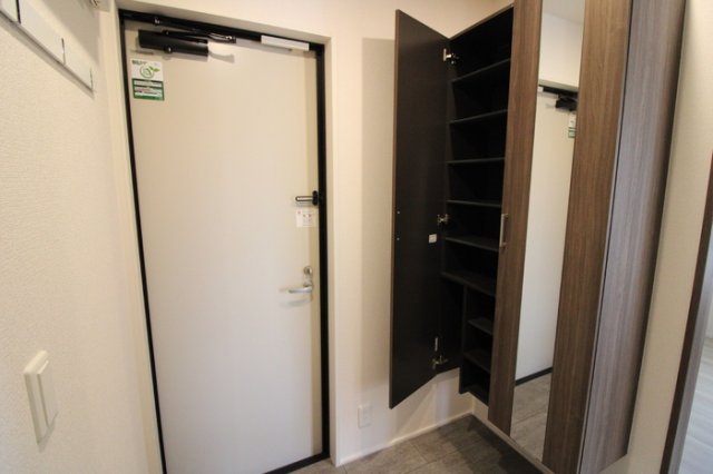 玄関　※同タイプの部屋写真です