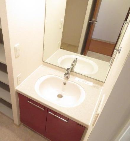 トイレ　同じ建物の違うお部屋の写真です