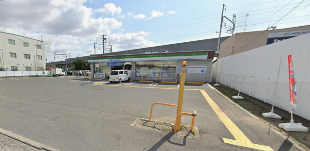 コンビニ　ファミリーマート摂津三島店（コンビニ）まで131m