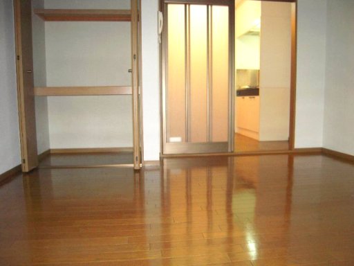 居室・リビング　落ち着いた色合いの床材を使用した居住空間
