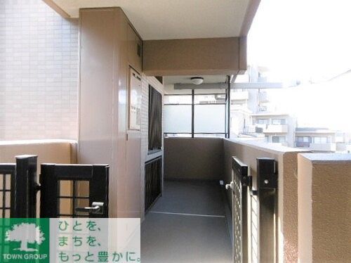 玄関　専用ポーチ（８．８９m2）※2017年2月撮影