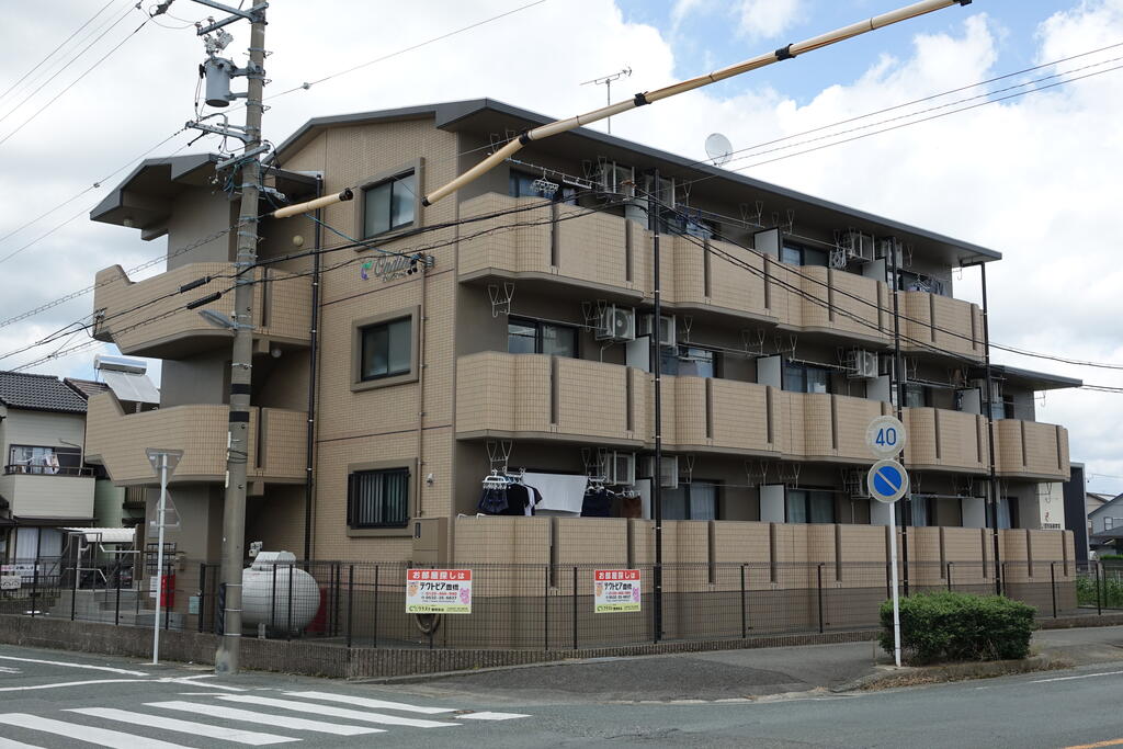 建物外観　鉄筋コンクリート３階建３階角部屋です