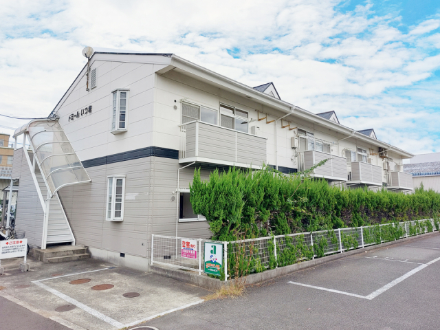 松山市勝岡町のマンションの建物外観