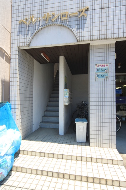 【松山市松前町のマンションのエントランス】