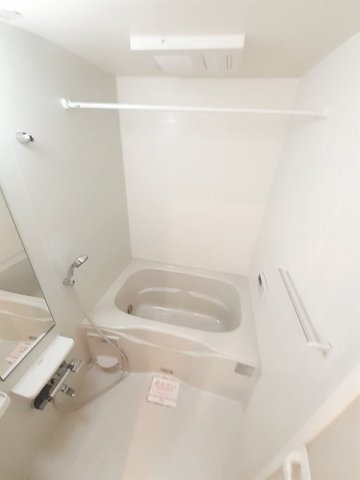 バス・シャワールーム　落ち着いた空間のお風呂です