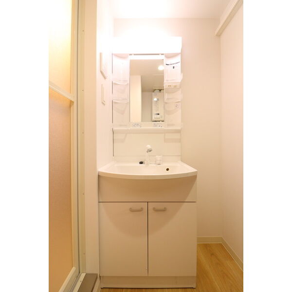 洗面設備　忙しい朝にうれしいシャンプードレッサー付きです♪