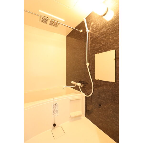 バス・シャワールーム　アクセントパネルがおしゃれなバスルーム♪