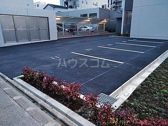 【名古屋市北区城見通のマンションの駐車場】