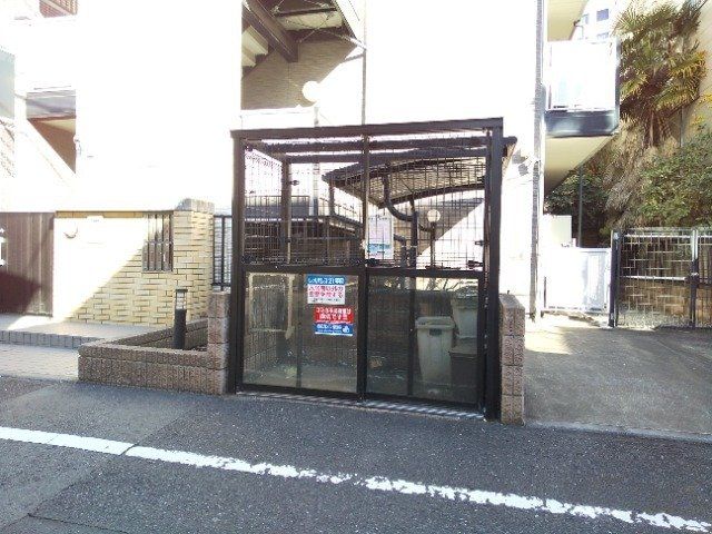 【新宿区西新宿のマンションのエントランス】