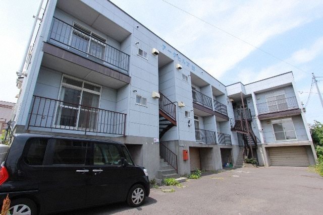 札幌市手稲区富丘三条のアパートの建物外観