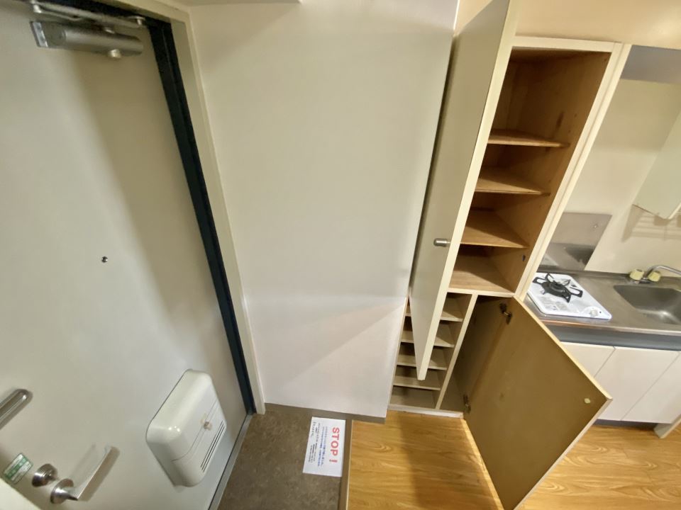 玄関　シューズＢＯＸと収納棚あります