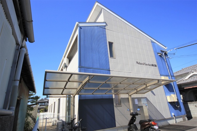 【松山市南吉田町のアパートの建物外観】