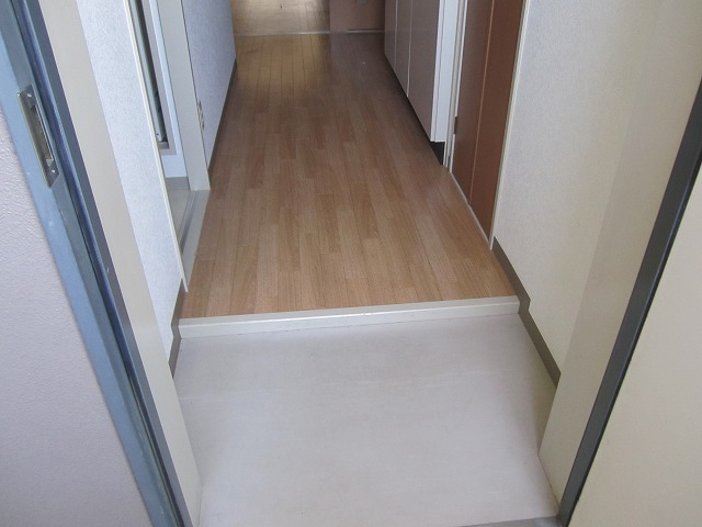 玄関　※同物件別部屋参考写真