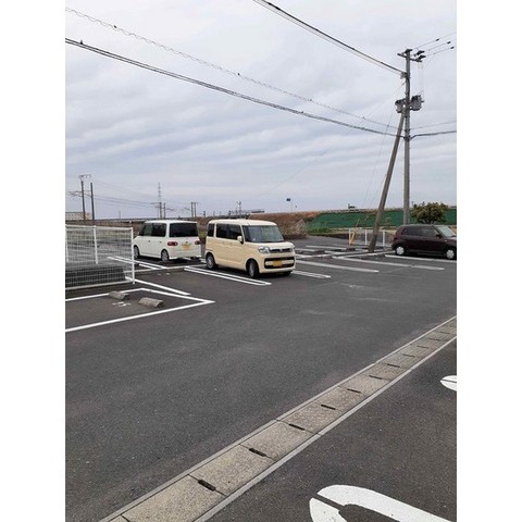 【エヴァーグリーン吉富Ａの駐車場】