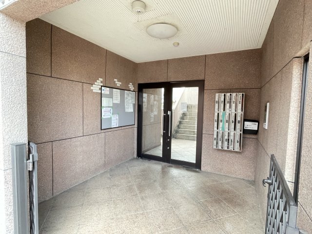 【各務原市鵜沼古市場町のマンションのエントランス】