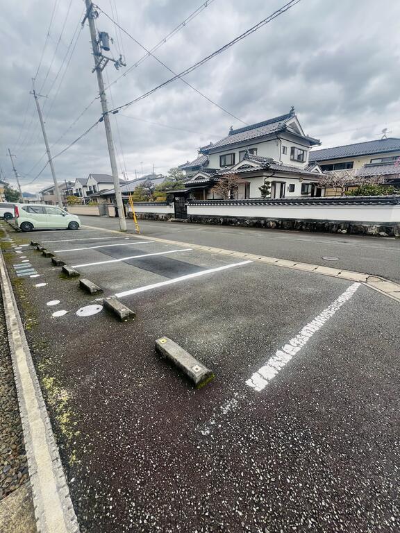 【綾部市青野町のアパートの駐車場】