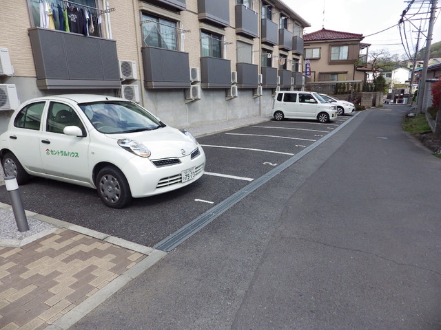 【八王子市左入町のアパートの駐車場】