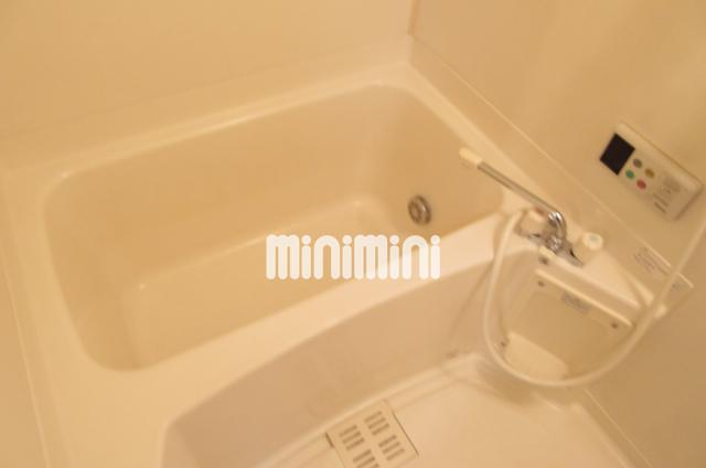 バス・シャワールーム　追い焚き機能付きのバスルームです。