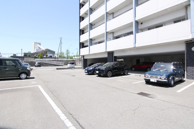 【東温市北方のマンションの駐車場】