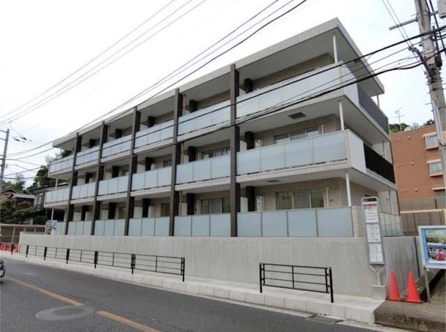 【川崎市麻生区片平のマンションの建物外観】