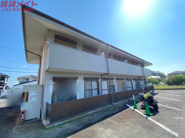 四日市市川島町のアパートの建物外観