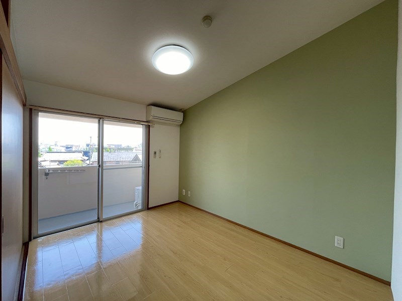 居室・リビング　グリーンが目を引くリビング