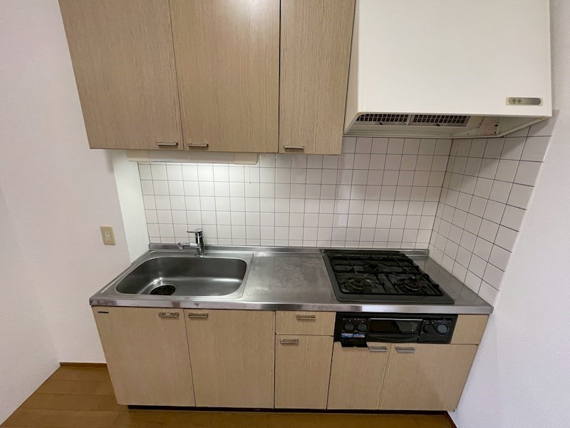 キッチン　三ツ口あり便利なシステムキッチン