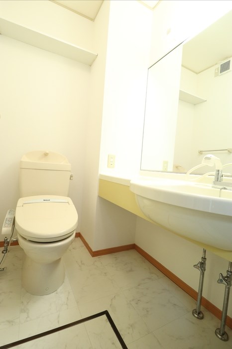 トイレ　温水洗浄便座付きトイレ