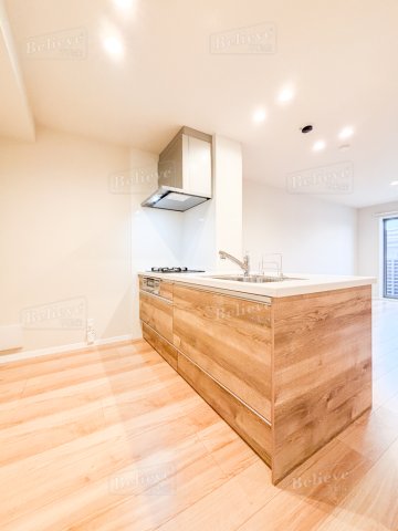 キッチン　3口コンロ・グリル付きの使いやすいシステムキッチンです♪