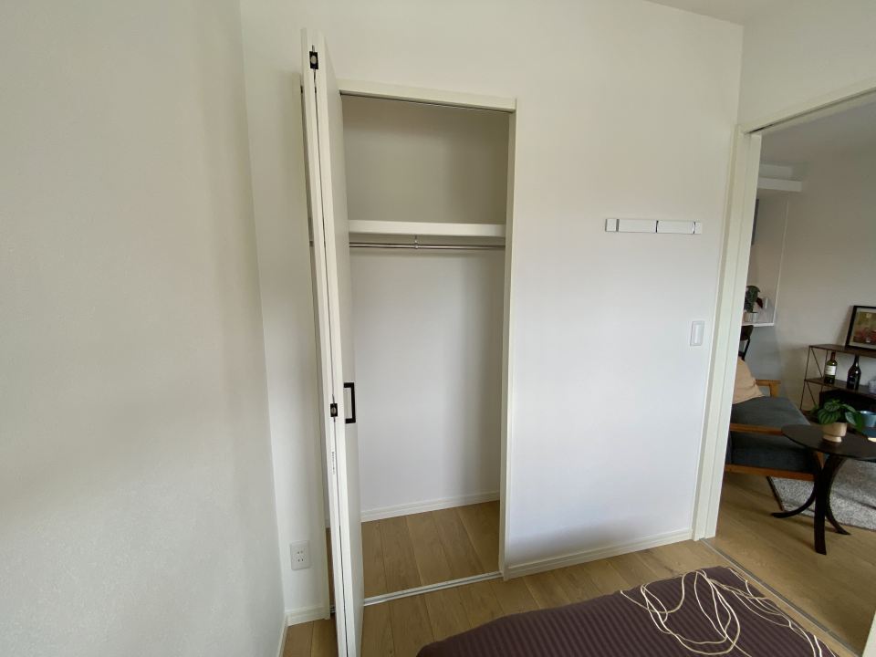 収納　ハンガーパイプ付きの２段収納です