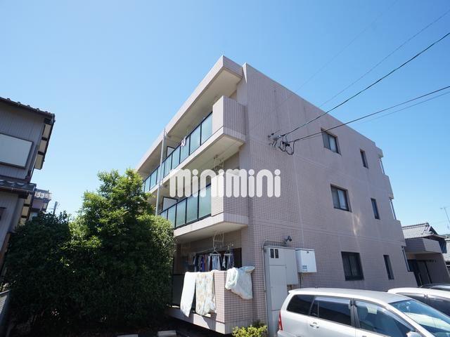 建物外観　３階建てのマンションです